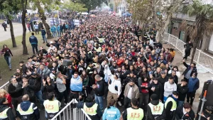 Lee más sobre el artículo La muerte de una leyenda: una multitud ya despidió al Indio Solari y sigue llegando gente a Villa Domínico