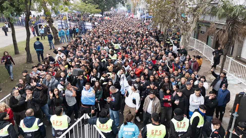 Lee más sobre el artículo La muerte de una leyenda: una multitud ya despidió al Indio Solari y sigue llegando gente a Villa Domínico