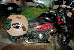 Lee más sobre el artículo Detienen a un joven que iba armado y circulaba en moto robada