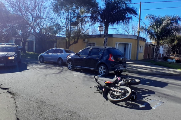 En este momento estás viendo Motociclista fue hospitalizada tras chocar con un automóvil en Villa Constitución