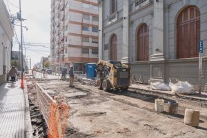 Lee más sobre el artículo Continúa la obra frente al Palacio Municipal, y cortan el tránsito vehicular