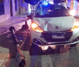 Lee más sobre el artículo Perdió el control de su automóvil y colisionó contra un poste de la luz