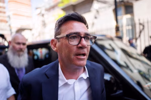 Lee más sobre el artículo Reino Unido: Andy Burnham asoma como el elegido para frenar a la ultraderecha