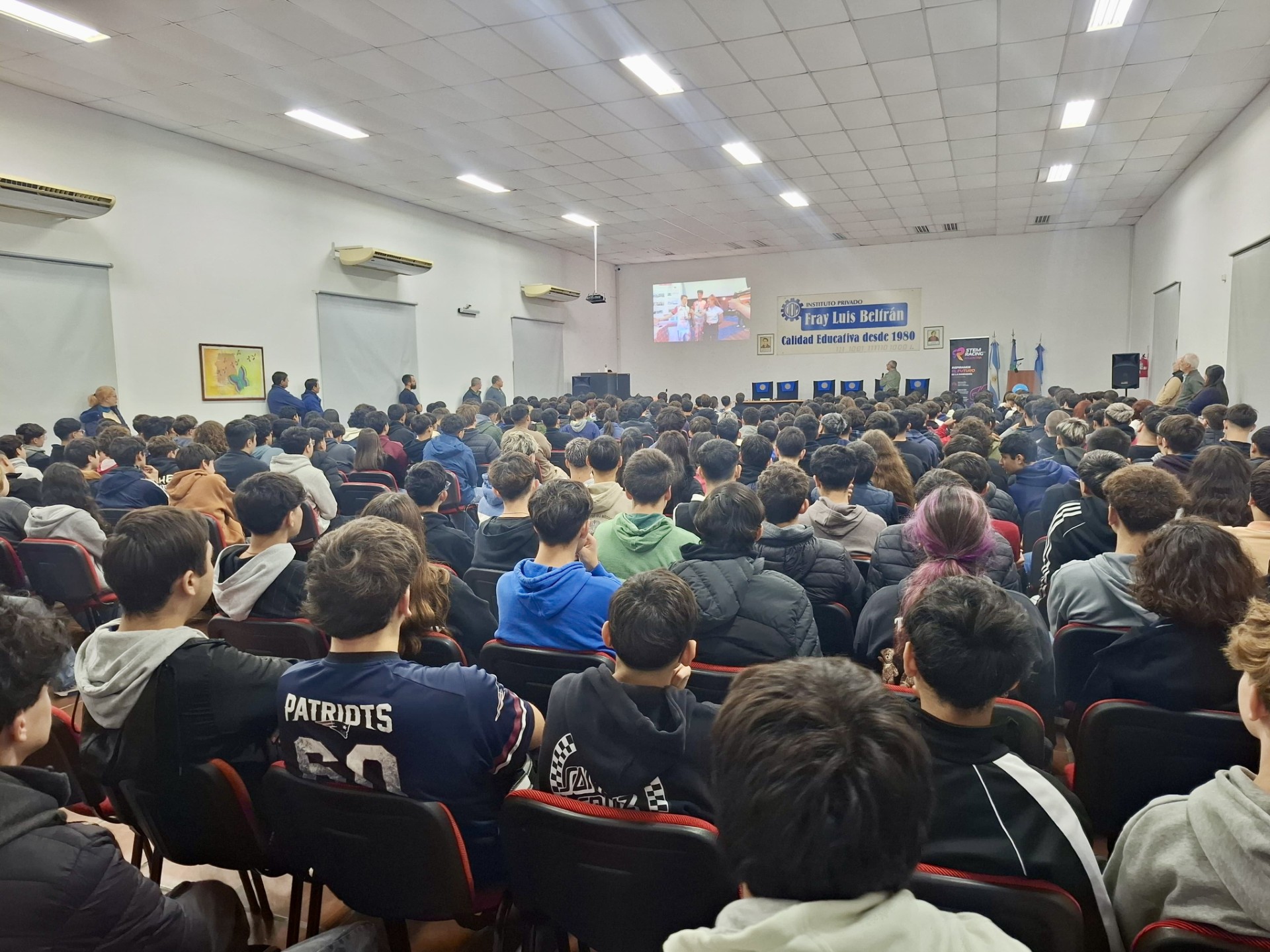 En este momento estás viendo STEM Racing Argentina fue presentado en San Nicolás ante más de 300 estudiantes