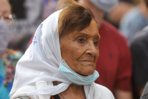 Lee más sobre el artículo Murió Taty Almeida, presidenta de Madres de Plaza de Mayo y símbolo de la lucha contra la impunidad