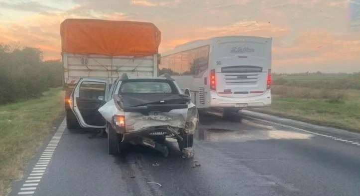 En este momento estás viendo Una persona resultó herida tras triple choque en la Autopista