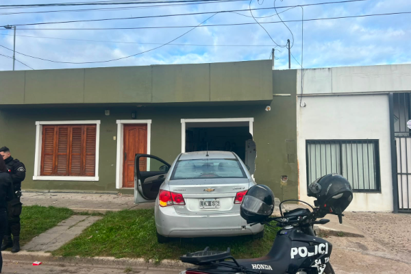 En este momento estás viendo Conducía alcoholizado y se incrustó con el auto dentro de una vivienda