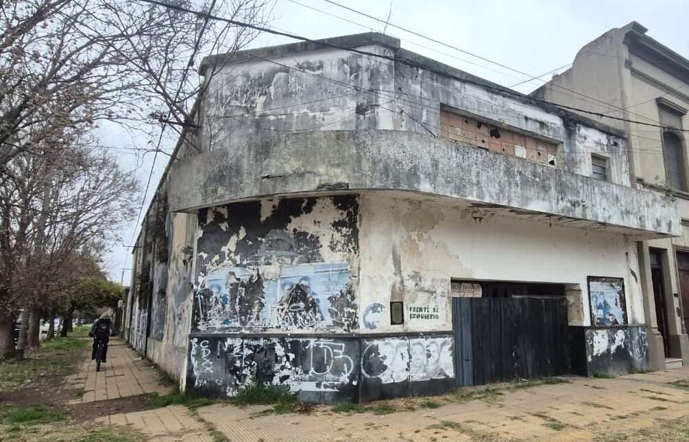 En este momento estás viendo Salió a la venta el histórico edificio del ex cine de Ramallo, actualmente abandonado