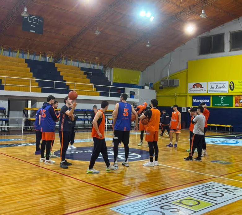 En este momento estás viendo Liga Federal de Básquet: Regatas se entrenó en Santa Rosa a la espera del choque con All Boys