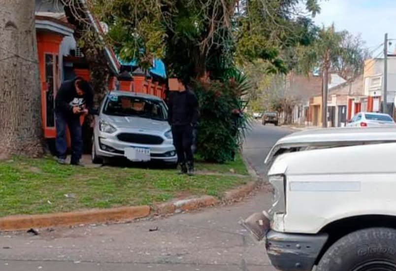 En este momento estás viendo Una mujer resultó herida tras choque entre auto y camioneta en la zona sur