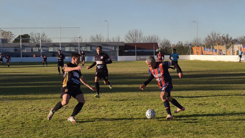 En este momento estás viendo Fútbol local: Regatas y La Emilia son los finalistas del Torneo Apertura