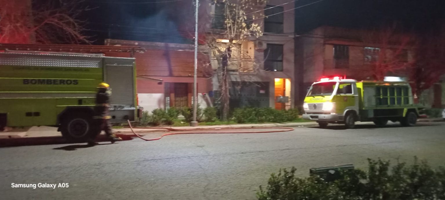 En este momento estás viendo Insólito: hacían el asado y terminaron incendiando el galpón de una vivienda
