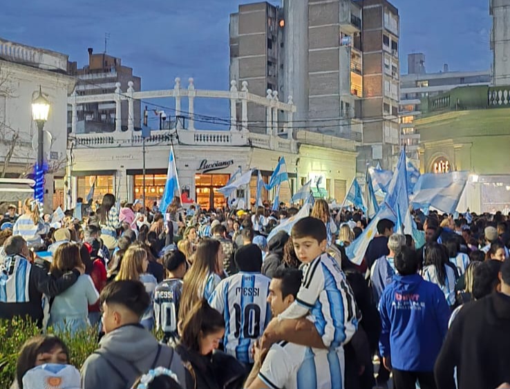 En este momento estás viendo San Nicolás celebró en las calles la clasificación de Argentina a la final del Mundial