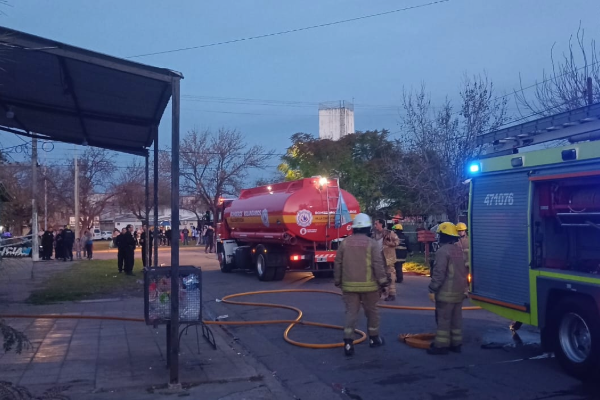 En este momento estás viendo Importante incendio en un supermercado movilizó a bomberos y fuerzas de seguridad en Villa Constitución