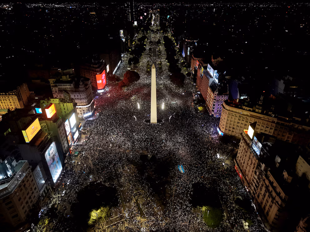 En este momento estás viendo Una multitud festejó en el Obelisco la victoria de la Selección Argentina