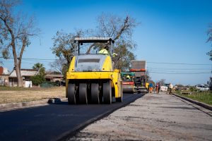 Lee más sobre el artículo Avanza el asfaltado de Avenida Paraguay, que conecta Arturo Illia con la Costanera Alta