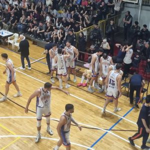 Lee más sobre el artículo Liga Federal de Básquet: Regatas le ganó a Belgrano y esta noche se define la serie
