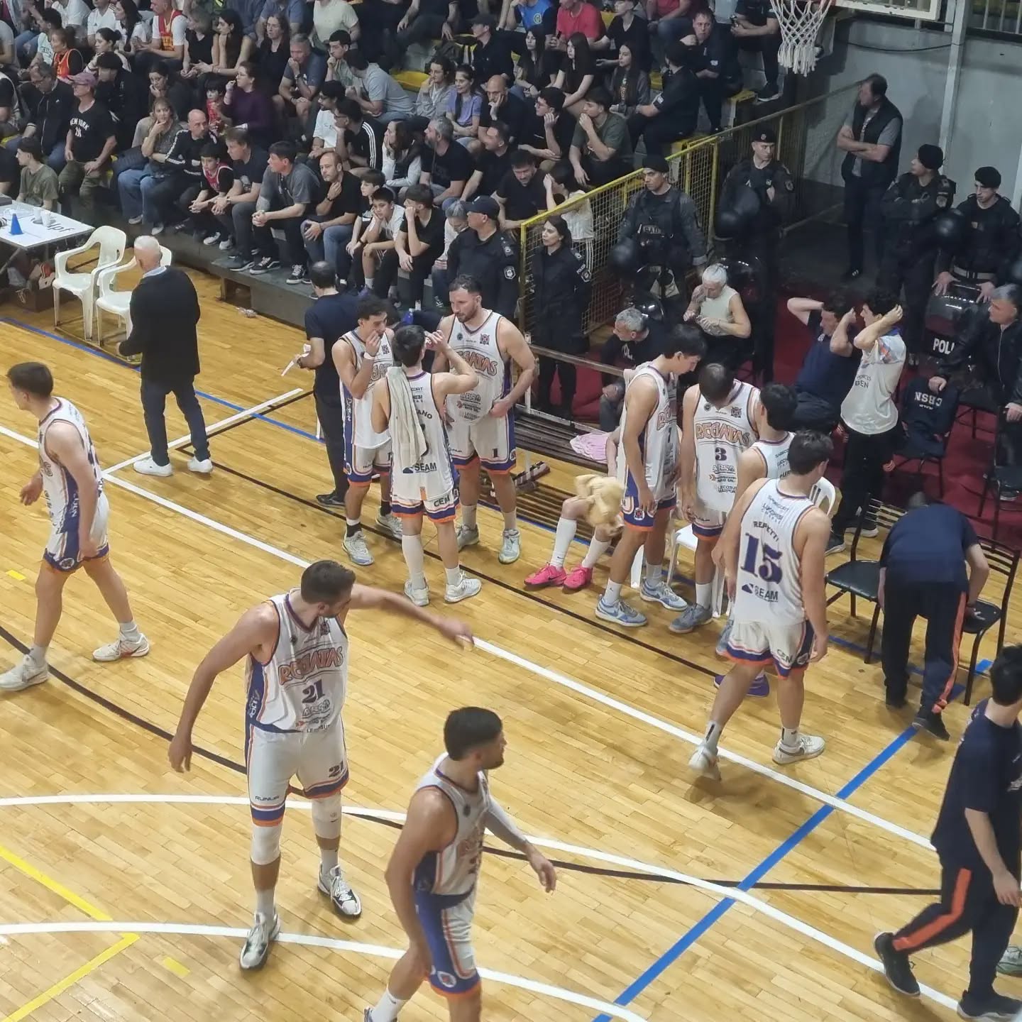 En este momento estás viendo Liga Federal de Básquet: Regatas le ganó a Belgrano y esta noche se define la serie