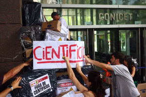 Lee más sobre el artículo Ezeiza: la única salida que el laberinto de Milei les propone a los jóvenes investigadores