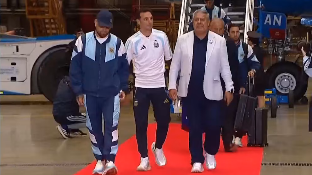 En este momento estás viendo La Selección llegó al país tras el segundo lugar en el Mundial: una multitud esperó afuera de Ezeiza para saludar al plantel