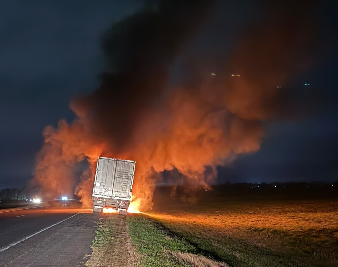 En este momento estás viendo Se incendió en la Autopista un camión que transportaba carne