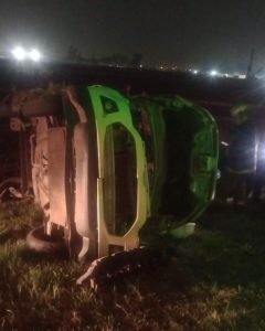 Lee más sobre el artículo Un hombre murió y tres personas resultaron heridas tras vuelco en la Autopista