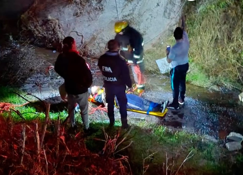 En este momento estás viendo Bomberos rescataron a un motociclista que cayó en zanjón del Barrio Los Fresnos