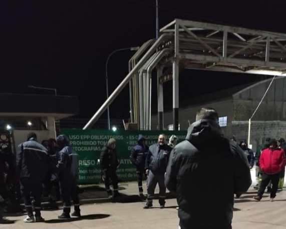 En este momento estás viendo Reclamo salarial afecta la operatoria de dos empresas del Puerto San Nicolás